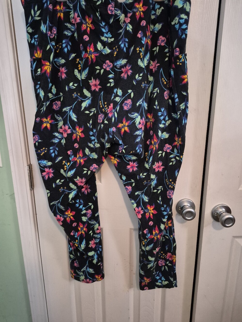 Women's 3x Floral Black Leggings - Comfortable Stretch Bottoms - Picture 4 of 4